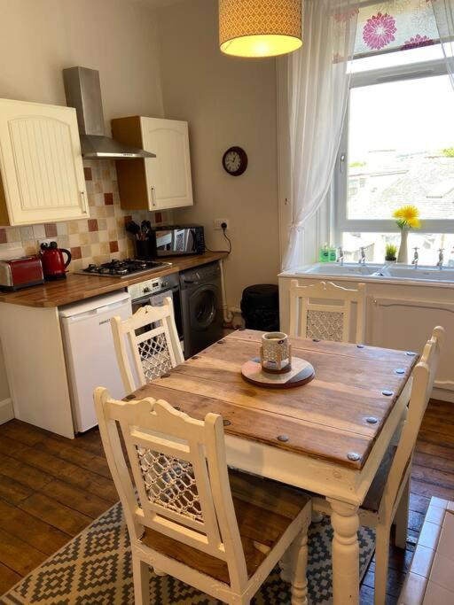Beautiful Traditional Flat In The Center Of Largs. Eksteriør bilde